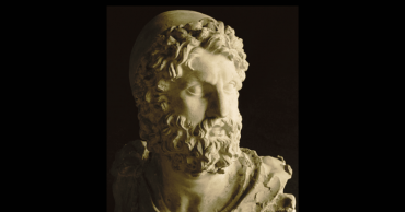Busto greco su sfondo nero