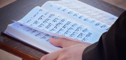 Uomo sfoglia libro della Torah