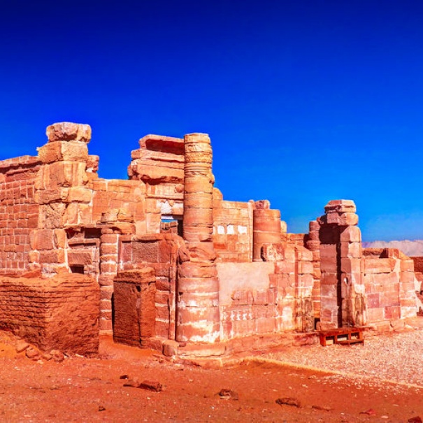 Rovine di tempio nelloasi di Kahrga in Egitto