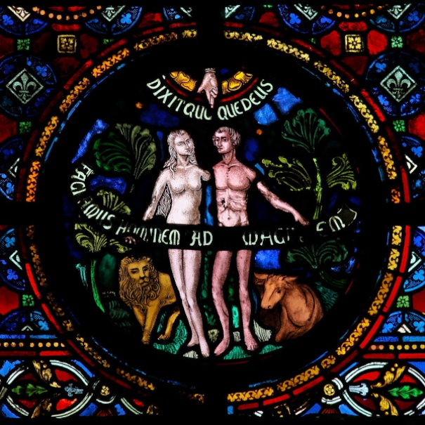 Adamo ed Eva sulla vetrata di una chiesa